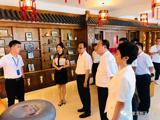 辽宁省委常委、常务副省长张雷向导锦州市委书记，北镇市委书记等向导莅临沐鸣娱乐熏鸡集团